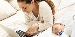 Mama cauta informatii online in timp ce sugarul doarme